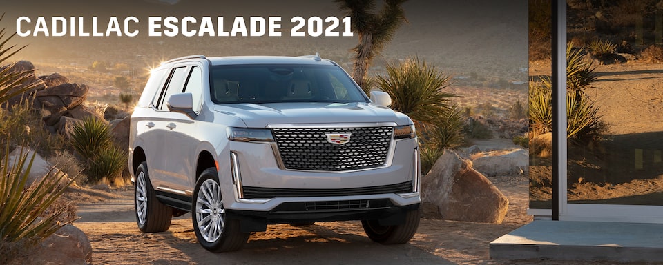 Cadillac Escalade 2021 incluye parrilla en negro brillante con acentos cromados y rines en aluminio pulido de 22 pulgadas.